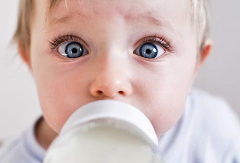 ماندن بطری شیر در دهان نوزاد در هنگام خواب
